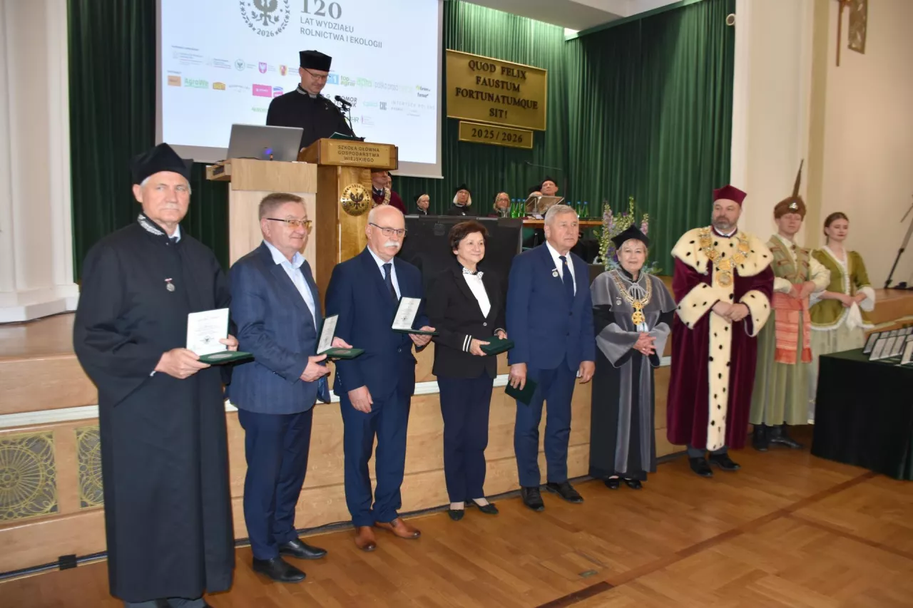 Zasłużeni emerytowani profesorowie SGGW nagrodzeni pamiątkowymi medalami