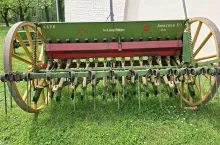 Patrząc na D3 trudno dostrzec coś rewolucyjnego. Skrzynia nasienna, redlice stopkowe, koło napędowe i mechaniczny układ wysiewający. Jednak diabeł tkwił w szczegółach