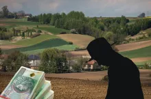 pole, na tle pola czarna sylwetka mężczyzny, po lewej u dołu banknoty polskie