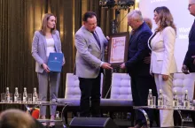 Dyplom dla Mazowieckiej Izby Rolniczej i medal „Pro Masovia” wręczono prezesowi Wiktorowi Szmulewiczowi