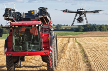 Technologia Sam-Dimension wykorzystuje dron wyposażony w kamerę Sam-Cam AI, która podczas przelotu nad plantacją rozpoznaje chwasty i tworzy szczegółowe mapy pola, fot. źródło Horsch