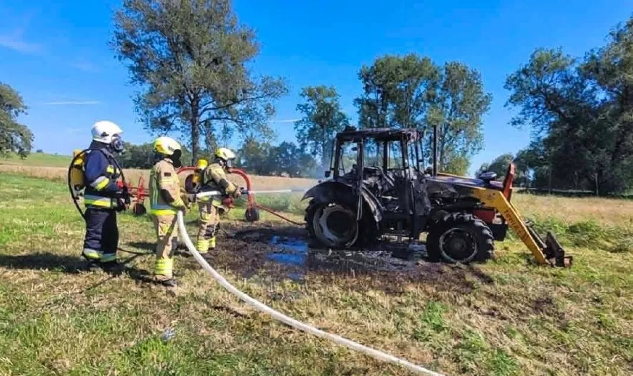 Traktor spłonął doszczętnie