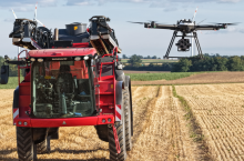 Technologia Sam-Dimension wykorzystuje dron wyposażony w kamerę Sam-Cam AI, która podczas przelotu nad plantacją rozpoznaje chwasty i tworzy szczegółowe mapy pola, fot. źródło Horsch