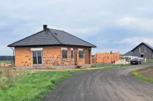 Rolnicy zyskają więcej miejsca? Rząd chce pozwolić na większe garaże przy granicy działki