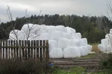 Tych odpadów rolnik nie może wyrzucić do śmietnika. Za błąd grożą wysokie kary