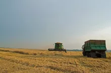 pole z maszynami rolniczymi