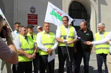 Konferencja związkowców przed gmachem MRiRW 30 czerwca