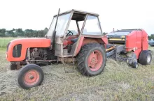 61-letni rolnik został pochwycony przez prasę rolniczą i wciągnięty przez maszynę - trafił do szpitala