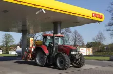 Tankowanie ciągnika na stacji benzynowej