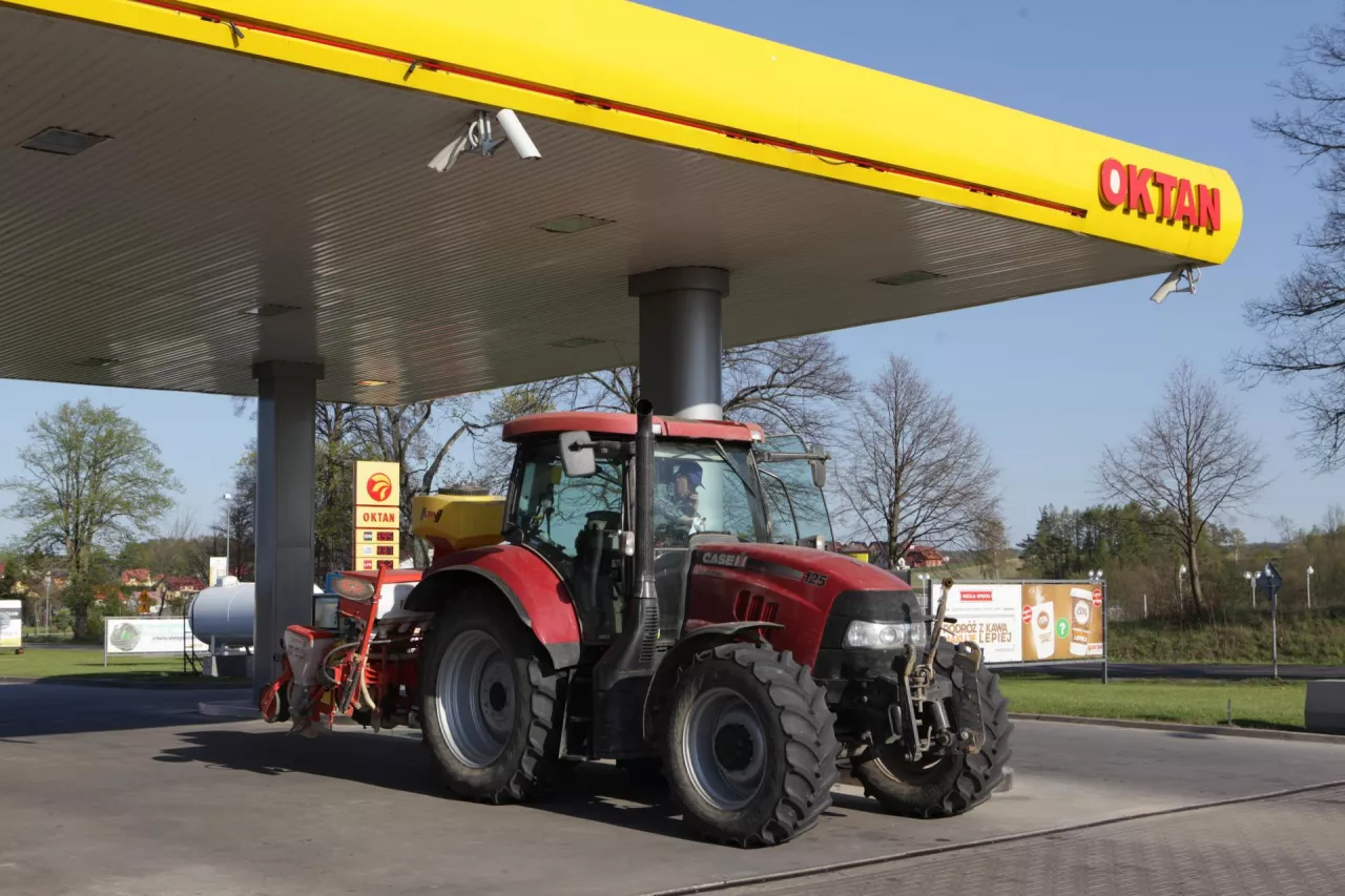 Tankowanie ciągnika na stacji benzynowej