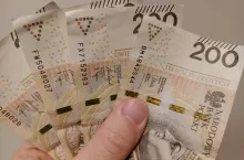 polskie banknoty w dłoni