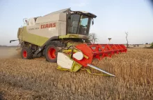 Kombajn Claas na polu podczas prac żniwnych