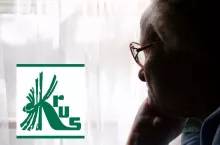 twarz starszego mężczyzny bokiem, logo KRUS u dołu po lewej