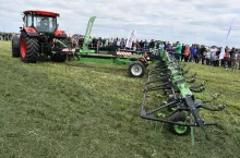 Największy przetrząsacz oferowany przez polskiego producenta P12-1330T o szerokości roboczej 13,3 m