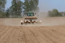 maszyna rolnicza na polu