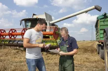 W dużych gospodarstwach najczęściej pracownicy są zatrudniani na umowę o pracę. W tych mniejszych i z pracą sezonową można wybrać różne formy ubezpieczenia osób wykonujących pracę dorywczą. 