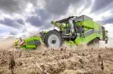 Piąta generacja samojezdnego kombajnu AVR Puma ma być jednym z najważniejszych punktów pokazów polowych podczas Potato Europe 2026. Producent zapowiada m.in. mocniejszy silnik, większy kąt skrętu i zmiany w układzie hydraulicznym.