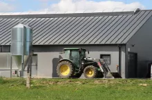 gospodarstwo rolne, traktor, obora