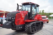 943223