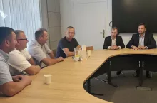 Przywieźli ministrowi worek ziemniaków. „Za chwilę będziemy je oddawać za darmo”