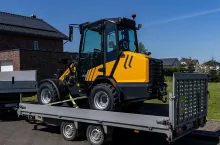 Ładowarka Schäffer 2445-2 transportowany za pomocą naczepy niskopodwoziowej