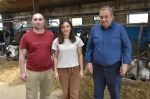 Na zdjęciu razem z rolnikami Martą i Sylwestrem Olkowiczami instruktor działu skupu z OSM Sierpc Ryszard Kalkowski (pierwszy z prawej)