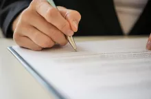 Podpisywanie dokumentu (fot. Shutterstock)