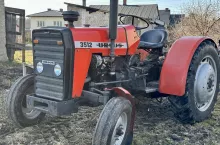 Traktor Ursus 3512 na podwórku gospodarskim