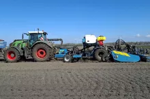 Szpadel mechaniczny to maszyna uniwersalna. Można ją łączyć z innymi narzędziami i tworzyć wielofunkcyjne kombinacje