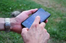 telefon w dłoni
