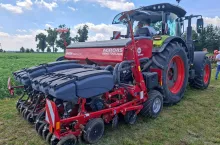 Największą cechą wyróżniającą Maestro 7 TX jest hydraulicznie rozsuwana rama teleskopowa. Dzięki niej rozstaw rzędów można zmieniać w zakresie od 37,5 do 80 cm.
