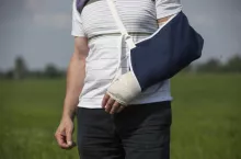 Ubezpieczenie od wypadku przy pracy rolniczej dla dwuzawodowców następuje na wniosek zainteresowanego od wskazanej daty. Nigdy nie działa wstecz. 