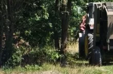 Nie wiadomo co robił 70-latek, że leżał na drodze ciągnika rolniczego