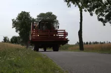kombajn na drodze