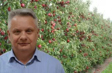 Mirosław Maliszewski w sadzie