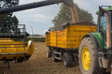 Przed żniwami rolnicy kupowali przyczepy na potęgę. Padł rekord
