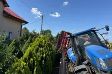 W wyniku wypadnięcia ciągnika rolniczego z drogi jedna z przyczep się przewróciła