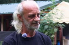 Rolnik uprawia konopie