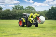 Technika, tap 4/2021, nowości w technice, ciągnik Claas, Claas Arion 400, ciągnik z ładowaczem czołowym, sianokiszonka, użytki zielone, pasza objętościowa, owinięte bele