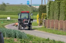 Ciągnik na drodze. Kiedy rolnik musi ułatwić wyprzedzanie?