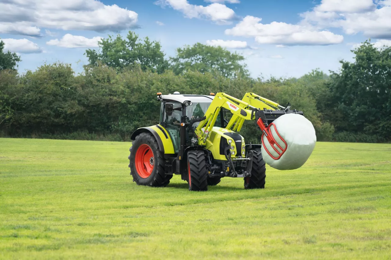 Technika, tap 4/2021, nowości w technice, ciągnik Claas, Claas Arion 400, ciągnik z ładowaczem czołowym, sianokiszonka, użytki zielone, pasza objętościowa, owinięte bele