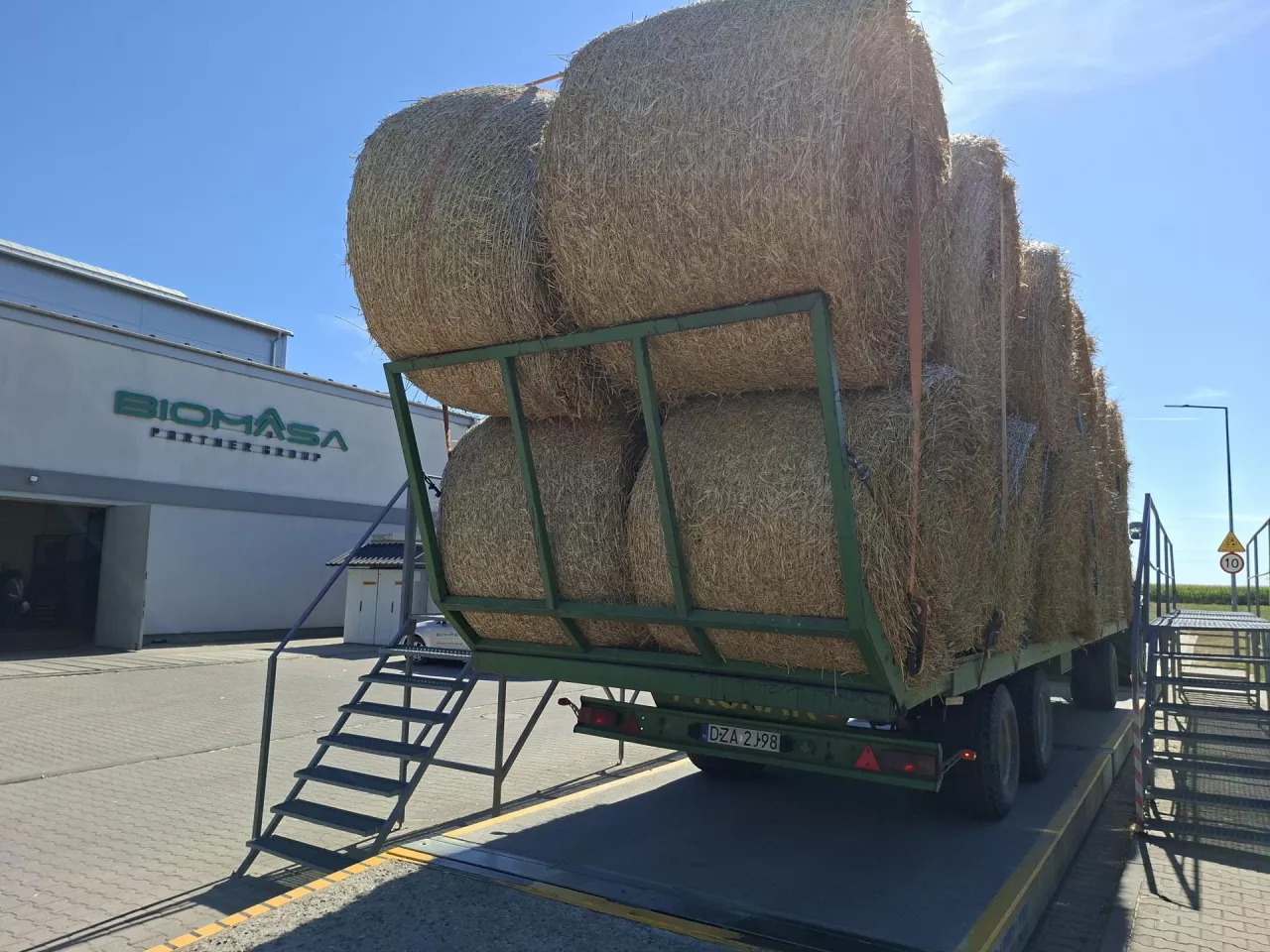Każdy transport, który wjeżdża do zakładu, jest ważony. Słoma przechodzi również kontrolę wilgotności. Przyjmowany jest surowiec o wilgotności do ok. 15%. Jest to poziom uznawany za bezpieczny zarówno dla magazynowania, jak i dalszej produkcji.