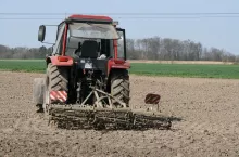 Komisja Europejska przyznała Polsce 66,63 mln euro na wsparcie dla rolników dotkniętych wzrostem cen nawozów, spowodowanym kryzysem na Bliskim Wschodzie. 