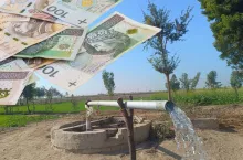 studnia w gospodarstwie, na górze po lewej polskie banknoty