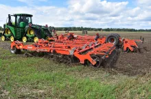 PROLANDER 14000 jest to maszyna o największej szerokości roboczej (14 m) w ofercie firmy KUHN