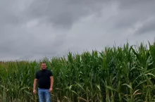 Radosław Rzewnicki - rolnik na tle kukurydzy