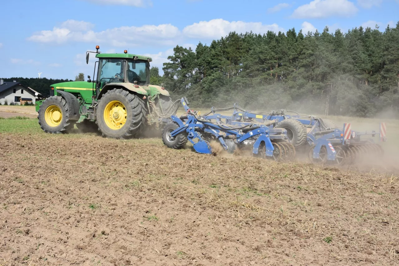 Talerzówka jest częścią systemu, który ogranicza występowanie niepożądanych gatunków roślin. Gwarantuje równomierne podcięcie wszystkich samosiewów oraz chwastów