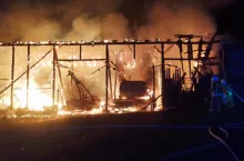 Pożar pochłonął m.in. stodołę i maszyny rolnicze