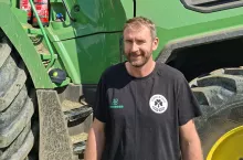 Andrzej Kilian z Popielowa na tle ciągnik John Deere