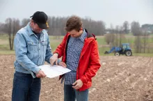 W każdej sytuacji przed transakcją kupna czy zaliczkowania ziemi trzeba dokładnie sprawdzić czy nieruchomość nie jest obciążona długiem. 